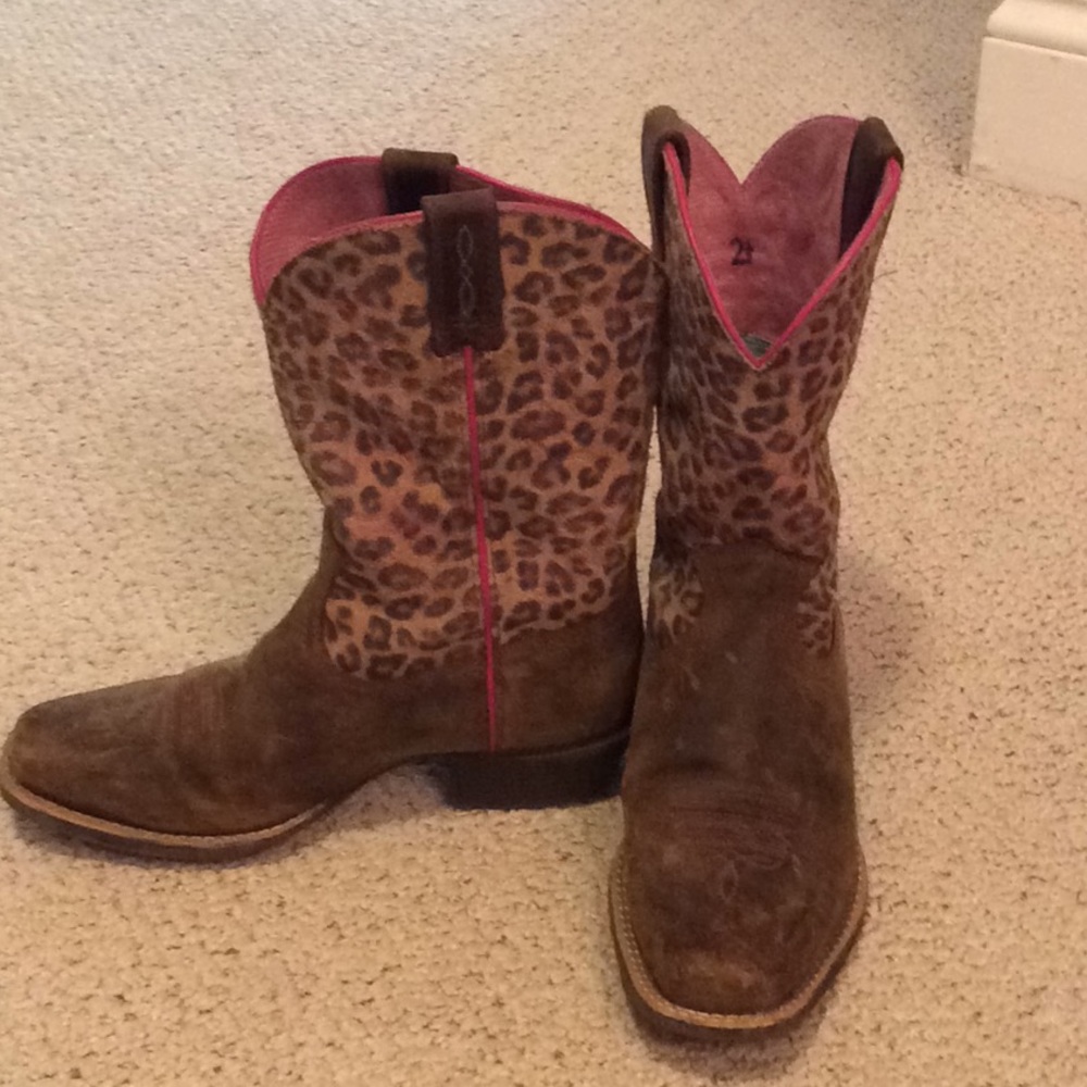 Girls size 2.5 Ariat cowboy boots